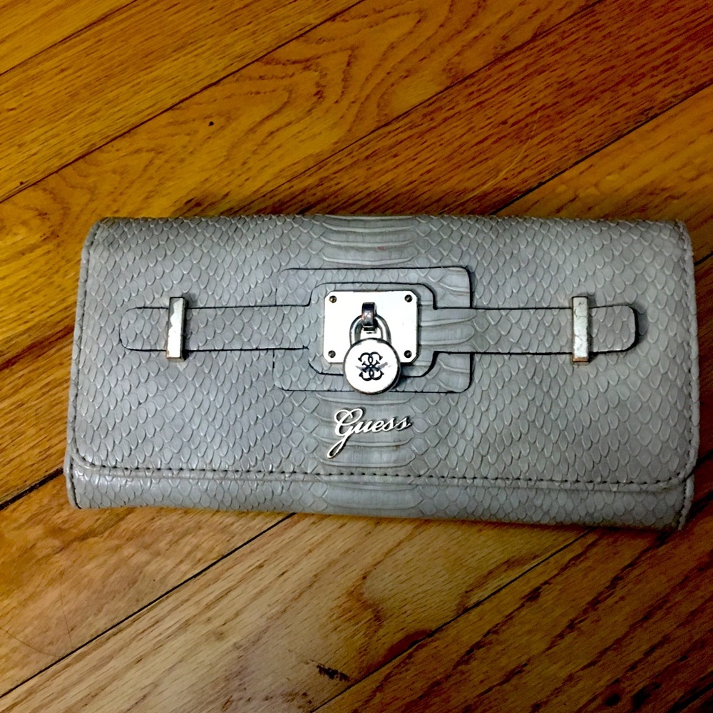 GORGEOUS GUESS WALLET!!!💜🤩